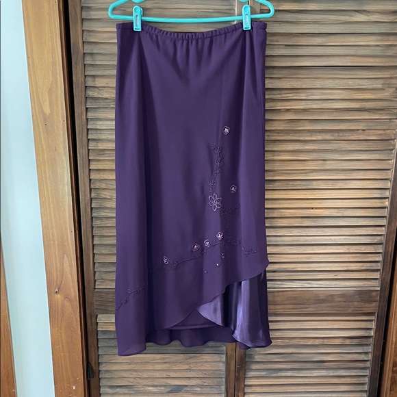 Elegant Purple/Burgundy Top and Skirt Ensemble ( Size 12) - Picture 6 of 16